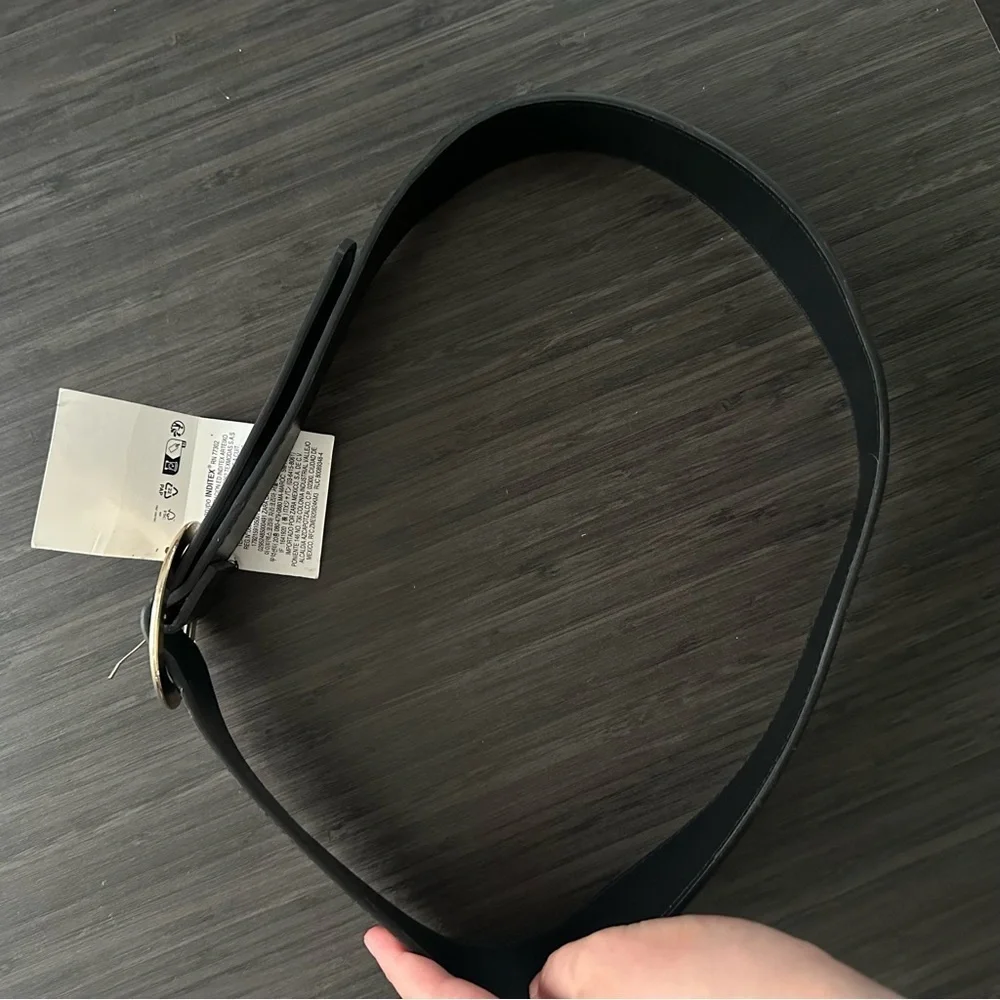 Zara Round Textured Buckle Belt in Black